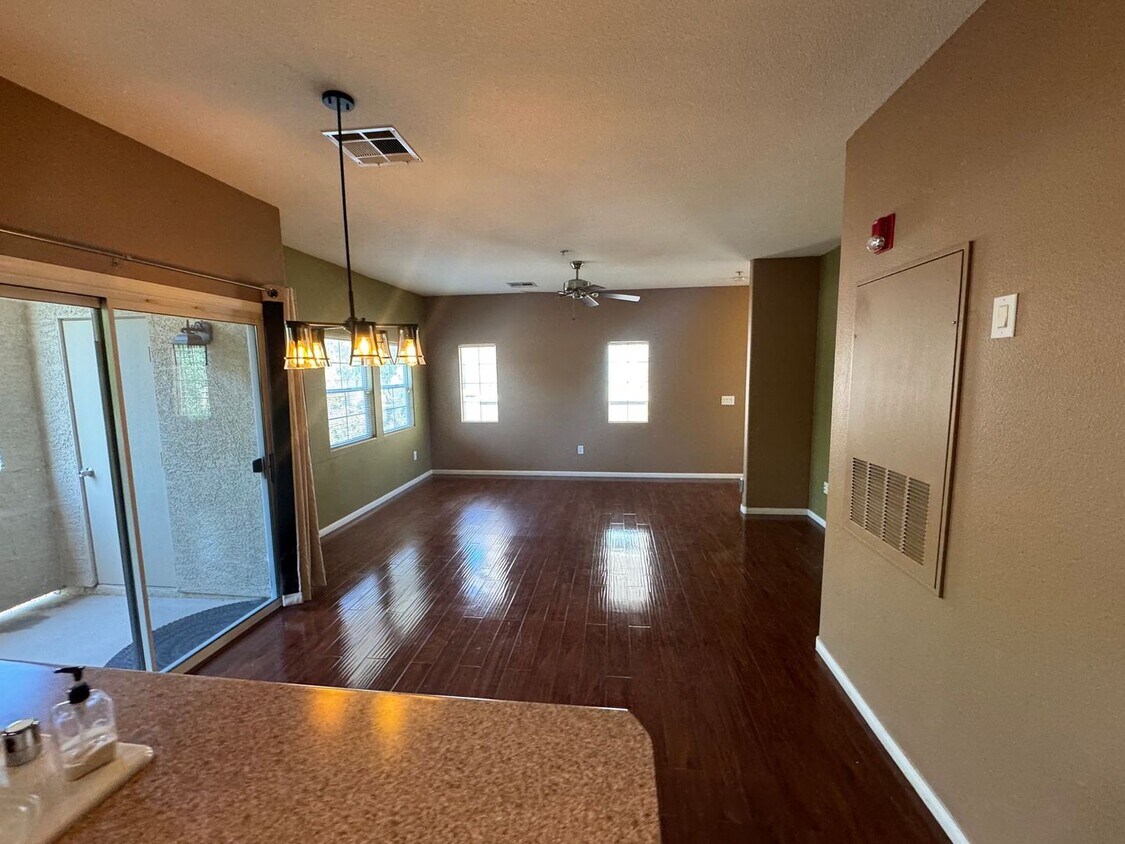 Foto del edificio - Bright & Spacious Unit with Mountain Views