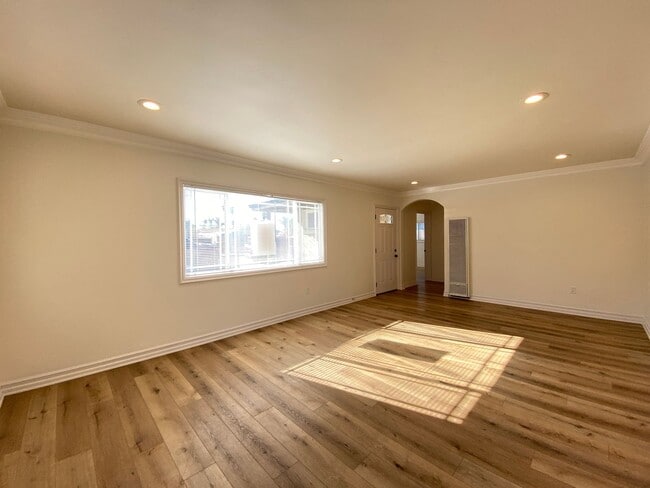 Building Photo - Home in Oceanside, Close to Mission Beach!