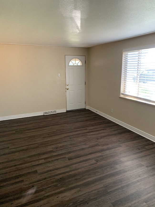 Building Photo - Available August 10 | 1 Bed • 1 Bath • 620 Sq Ft