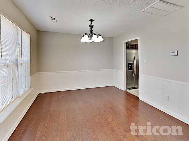 Building Photo - 701 Barbee Farm Dr