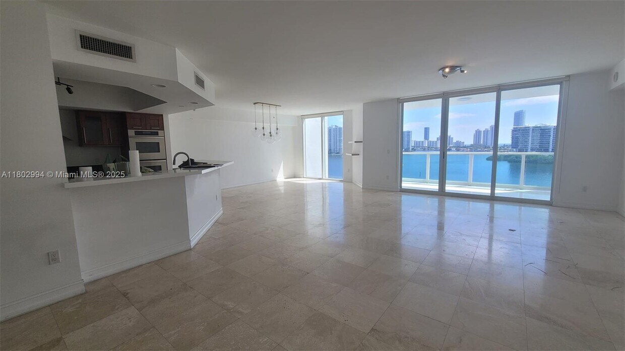 Foto del edificio - 3301 NE 183rd St