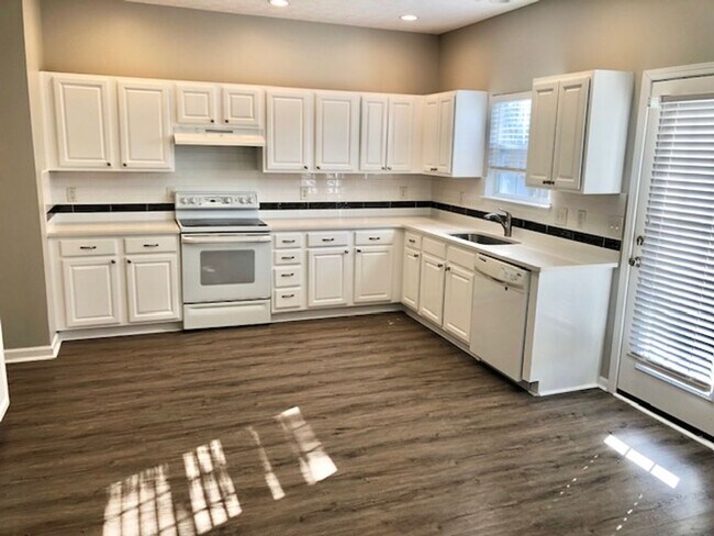 Foto del edificio - 4 bed, 2.5 Bath Home w/ 2 Car Garage in Franklin Green