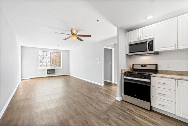 Building Photo - 2101 Hawthorne Ln