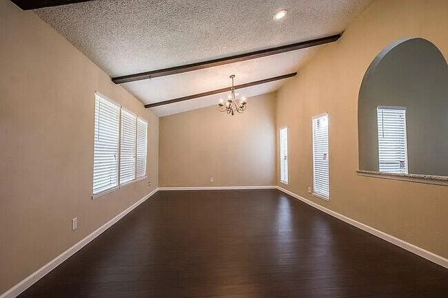 Foto del edificio - 2925 Holy Cross Ln