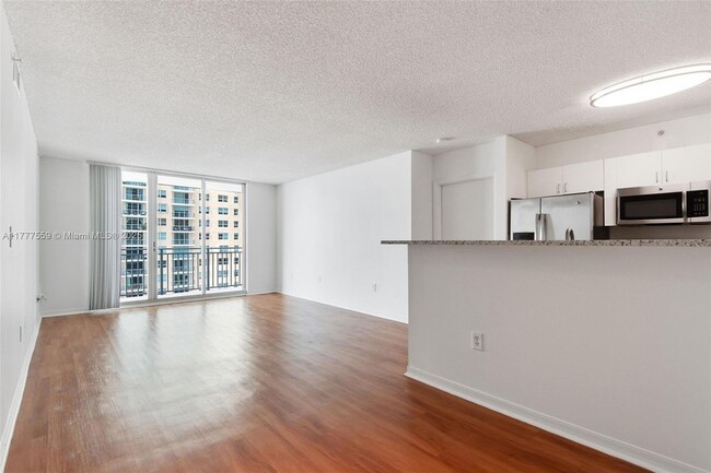 Foto del edificio - 1111 Brickell Bay Dr
