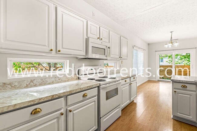 Building Photo - Come and See this Property!!