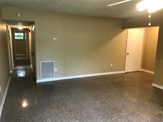 Foto del edificio - 8021 N Ola Ave
