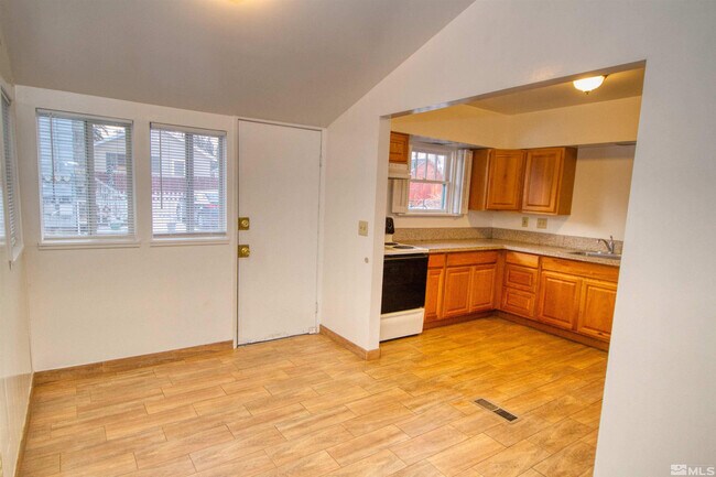 Building Photo - 829 Plumas St