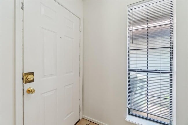 Building Photo - 727 Rockridge Cir