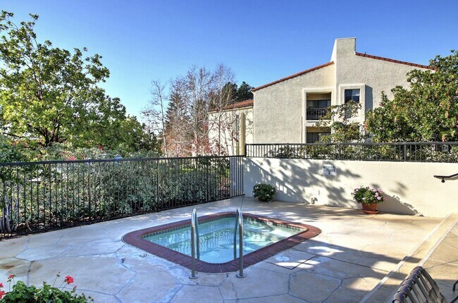 Building Photo - 84 Seaview Dr