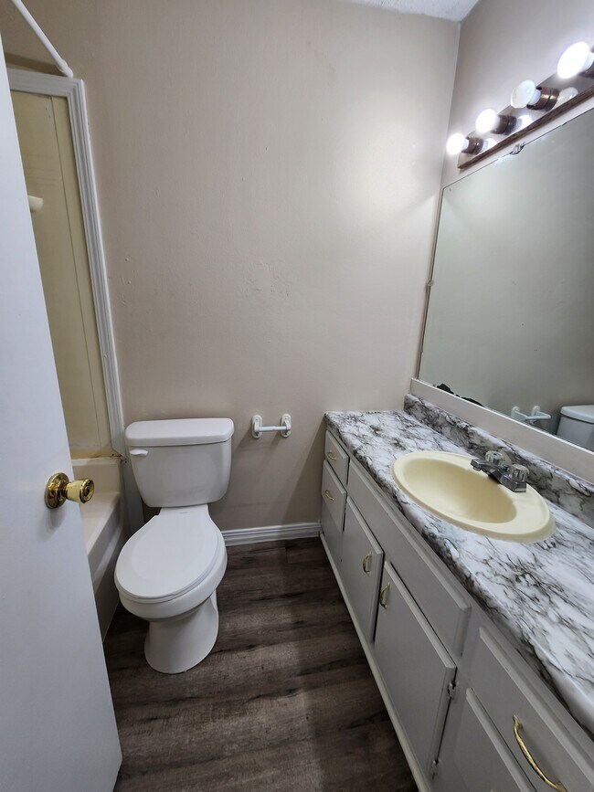 Foto del edificio - 2131 Woodside Dr
