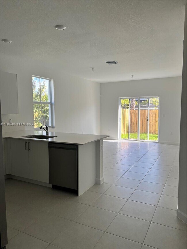 Foto del edificio - 4619 NW 118th Ave