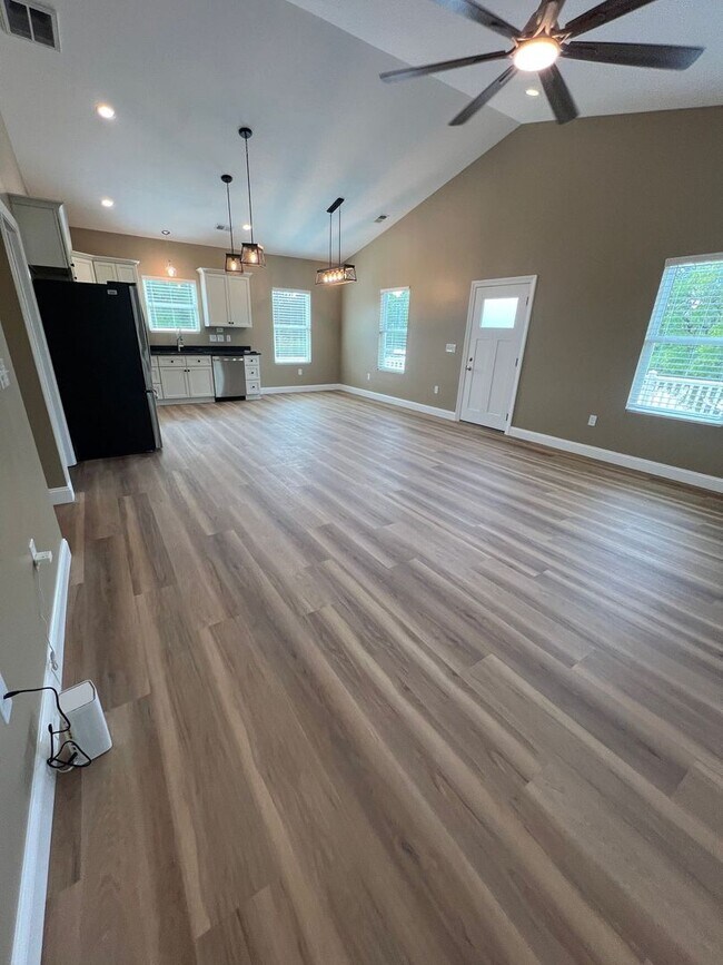 Foto del edificio - 3 BR, 2 BA Apartment - No HOA