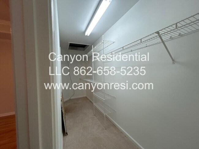 Foto del edificio - Beautiful 3 BR/3Bath in well sought after ...