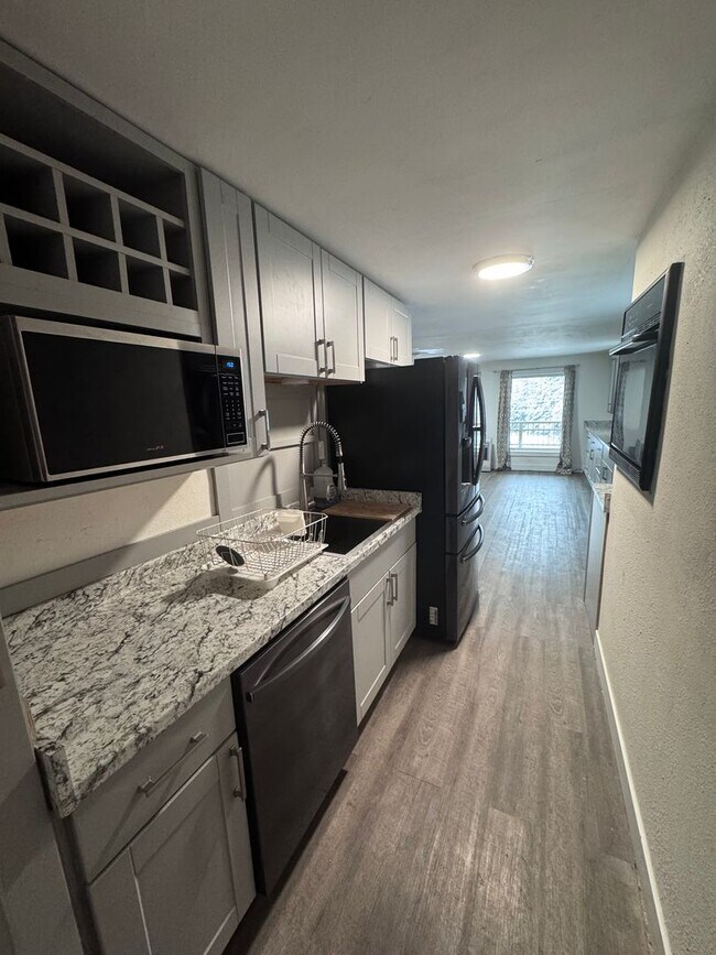 Foto del edificio - Beautiful 2 Bedroom, 1 Bath, 3 Car Garage ...