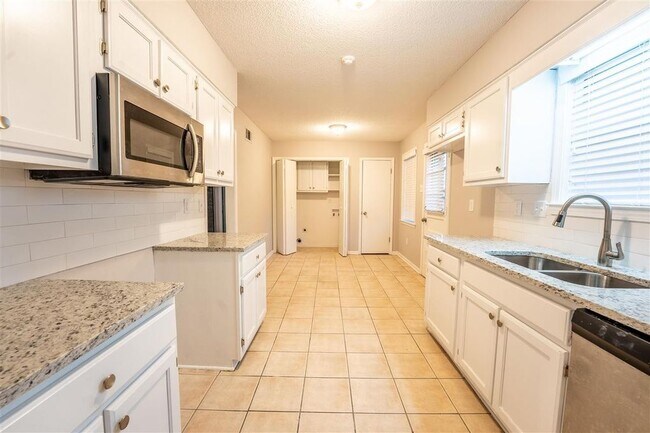 Foto del edificio - 6222 Brightwood Dr