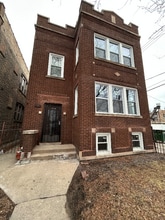 Building Photo - 2015 N Leclaire Ave