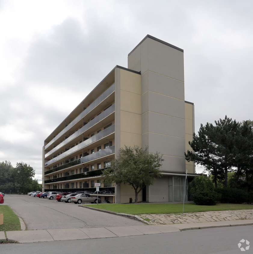 Building Photo - Queenston Plaza