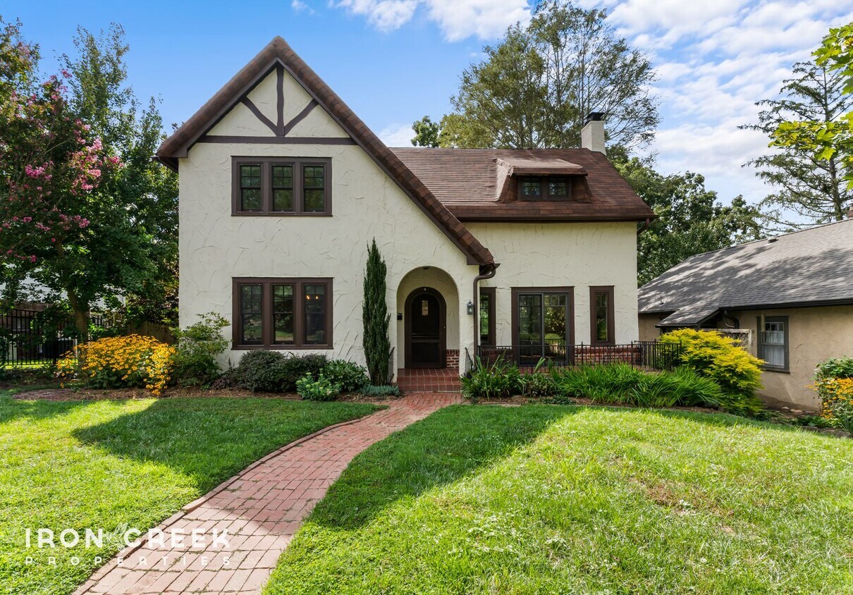 Foto principal - Charming Tudor Home in Historic Grove Park...
