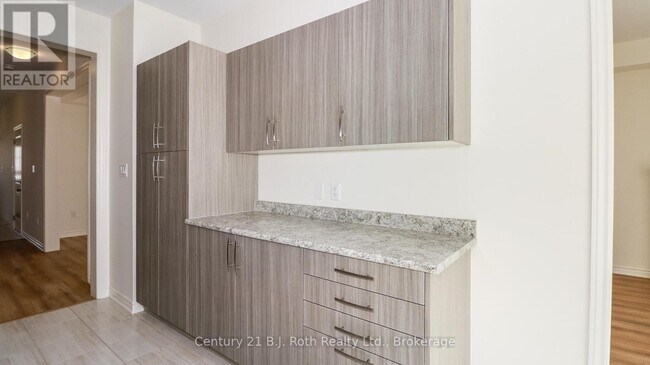 Photo du bâtiment - 243 MCKENZIE DRIVE