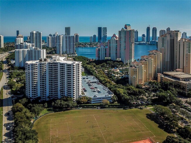 Foto del edificio - 3300 NE 191st St