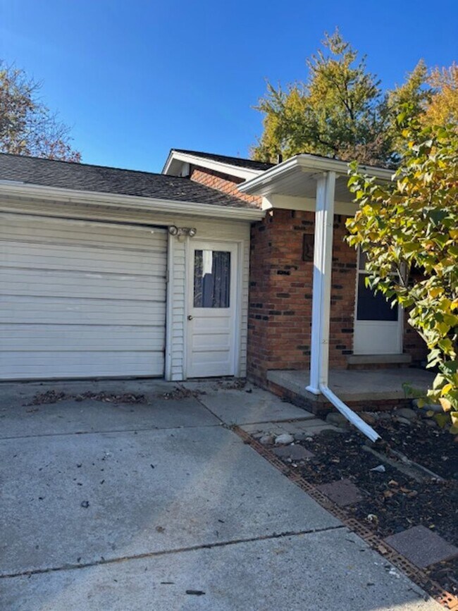 Building Photo - 3 BED, 1.5 BATH IN DOWNTOWN PLYMOUTH