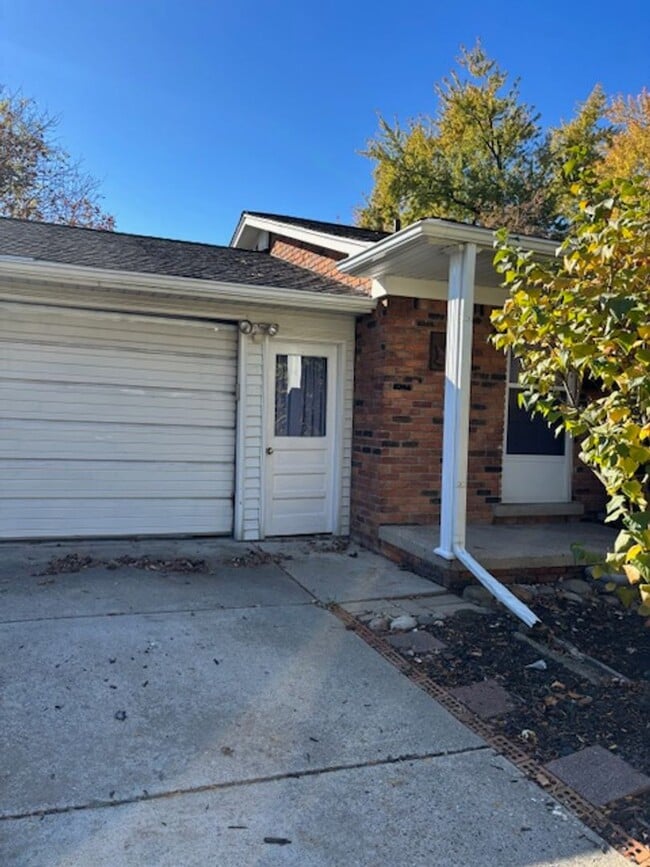 Foto del edificio - 3 BED, 1.5 BATH IN DOWNTOWN PLYMOUTH