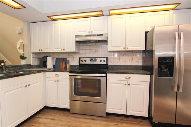 Building Photo - 875 Wimbledon Dr