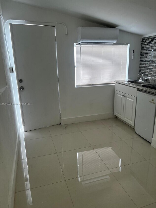 Foto del edificio - 6651 Custer St