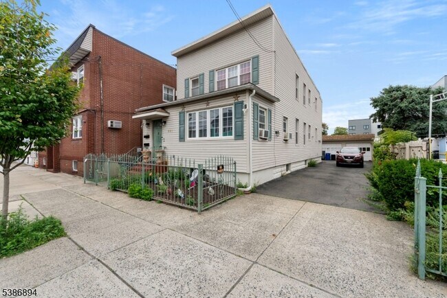 Foto del edificio - 221 Quincy Ave