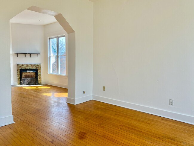 Bonus room to living room - 2444 N Hubbard St