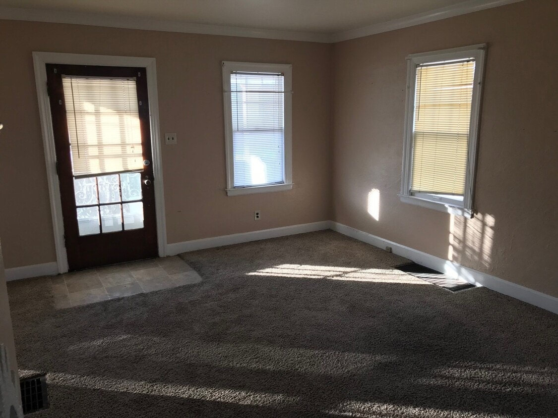 Primary Photo - 323 Hillview Dr