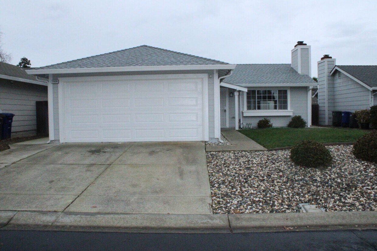 Two Bedroom, One Bathroom House in Gated S... House Rental in