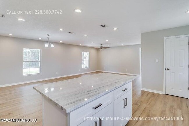 Building Photo - 912 Maple St