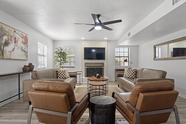 Foto del edificio - 2540 Albany Dr