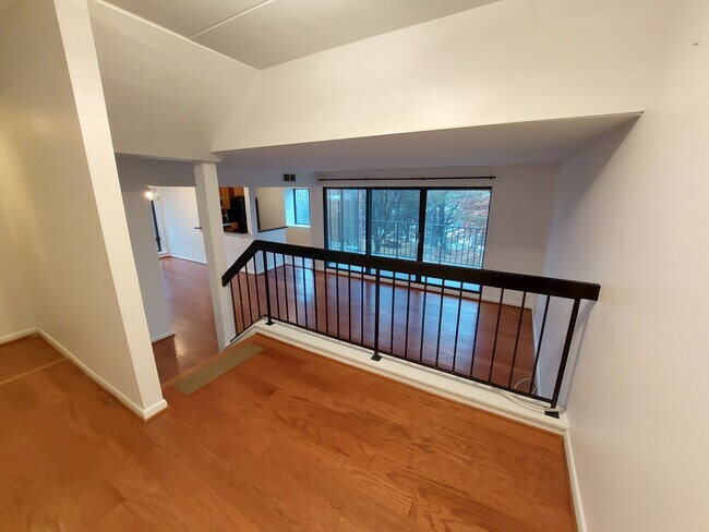 Foto del edificio - 100 Roberts Ln