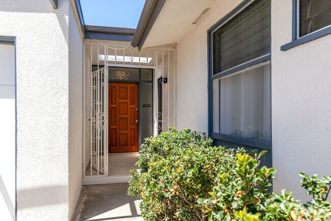 Foto del edificio - 4 Bedroom Home in Bay Park with Office and...