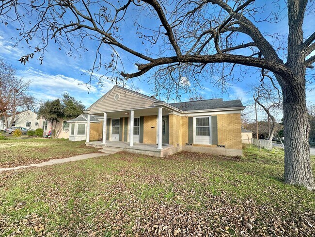 Building Photo - Viewable Now!