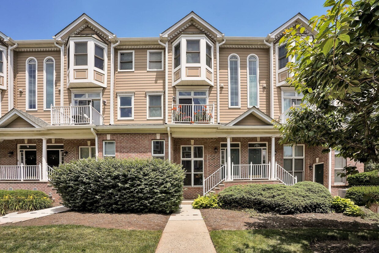 Primary Photo - 292 Roslyn Ct
