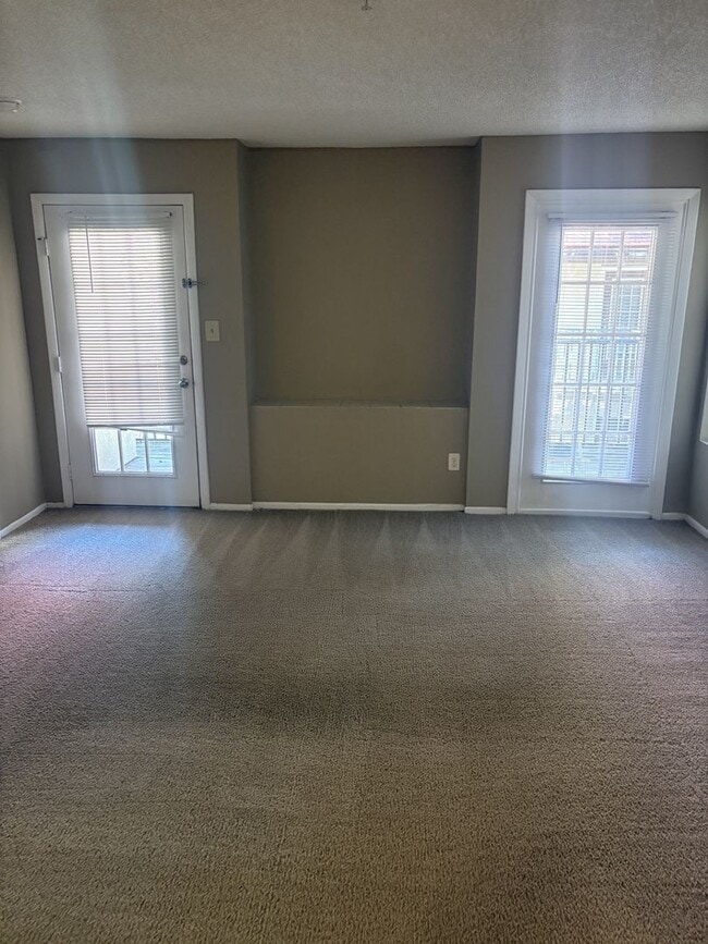 Building Photo - Large 2 bedroom 2 bath Condo