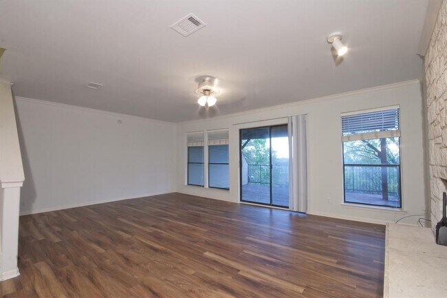 Foto del edificio - 1922 Holly Hill Dr