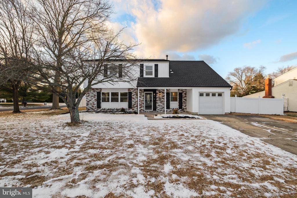 Foto principal - 2 Westwood Dr