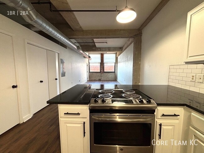 Foto del edificio - Renovated 1 Bed + Den, 2 FULL Bathrooms in...