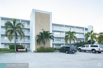 Building Photo - 1042 Cambridge C