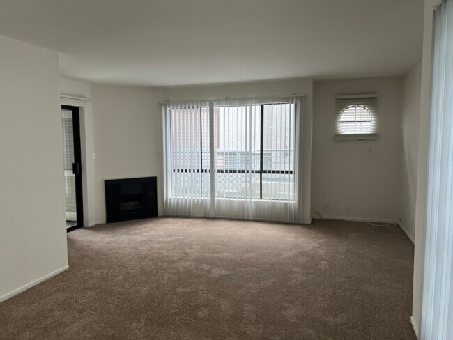 Foto del edificio - 550 West Stocker Street Apartments