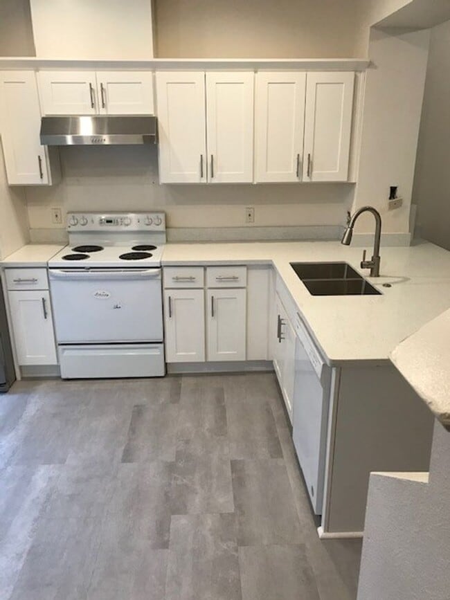 Building Photo - Beautiful remodeled 3 Story Townhome Pre-Leasing, Available now!