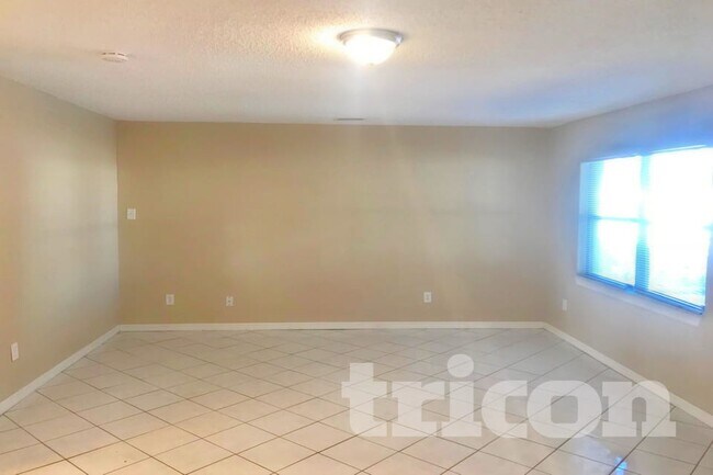 Building Photo - 5110 Crest Hill Drive Tampa FL