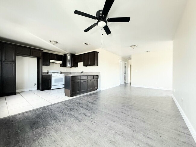 Building Photo - 846 W 55th St