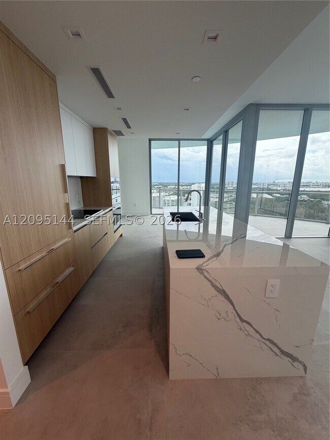 Foto del edificio - 2411 Laguna Cir