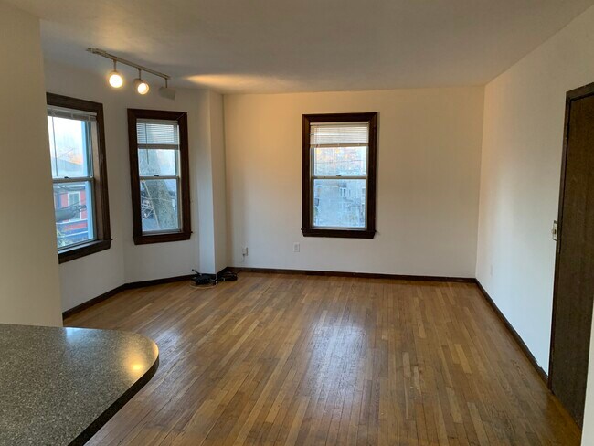 Building Photo - 83 Sheridan St